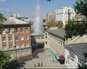 В центре Харькова забил гейзер высотой 20 метров