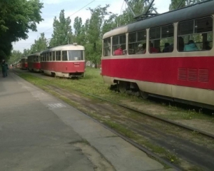 Из-за треснувшего столба в Киеве остановились трамваи