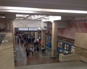 В харьковском метро женщина сбросила своих детей под поезд