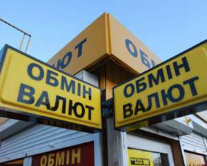 В апреле украинцы продали валюты на $380 млн