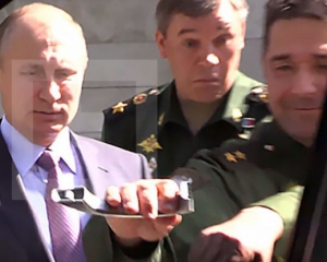 Генерал оторвал ручку, открывая для Путіна двери джипа