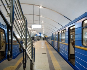 У столичному метрополітені дають безкоштовні путівки в окупований Крим