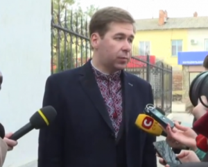 Адвокат Савченко объяснил, почему пришел на суд в вышиванке