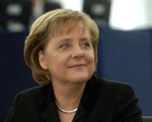 Ангеле Меркель подбросили голову свиньи
