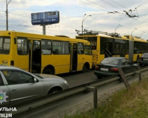 В Киеве переполнена маршрутка столкнулась с троллейбусом