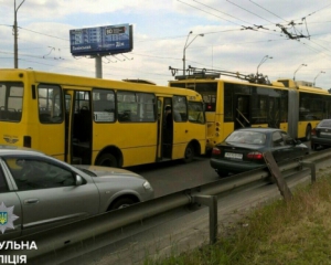 В Киеве переполнена маршрутка столкнулась с троллейбусом