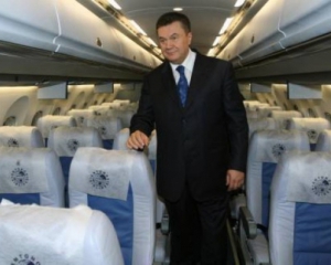 Янукович може подорожувати світом - адвокат