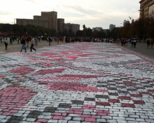 Харьковские студенты создали живой орнамент ко Дню вышиванки