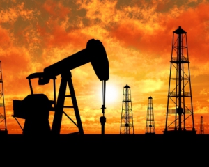 Нефть дешевеет из-за переизбытка запасов