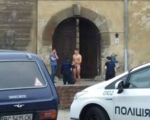 Львівські поліцейські ганялися за голим чоловіком