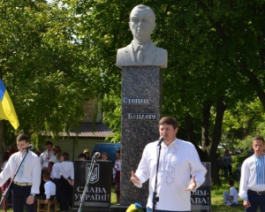 В Ровенской области открыли памятник Степану Бандере