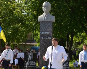 На Рівненщині відкрили пам'ятник Степанові Бандері