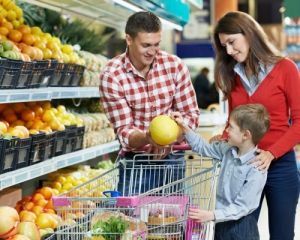 В супермаркетах уменьшается ассортимент и растут цены - эксперт