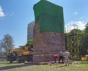 В Киеве начали демонтировать памятник чекистам