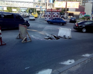 В Киеве снова провалился асфальт