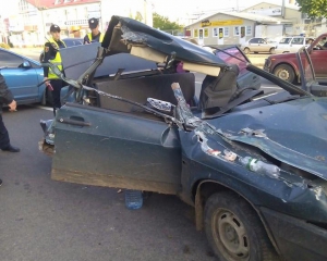 В Полтаві легковик залетів під військовий тягач