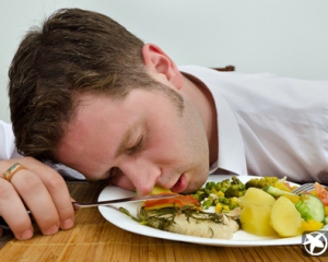 Як позбутися сонливості після обіду?