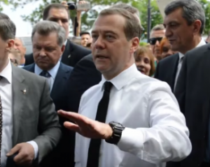 Медведев - пенсионерам Крыма: денег нет, но вы держитесь