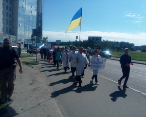 Під Кабміном пікетують медики, які тиждень йшли у Київ