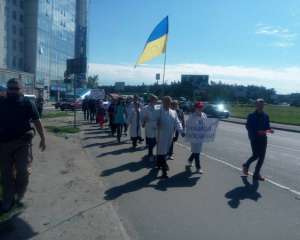 Под Кабмином пикетируют медики, которые неделю шли в Киев