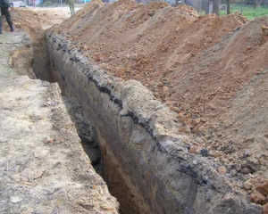 Возле автозаправки на мужчину упало 4 тонны земли