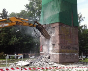 Памятник чекистам разломали экскаватором
