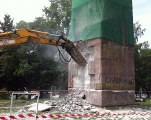 Памятник чекистам разломали экскаватором