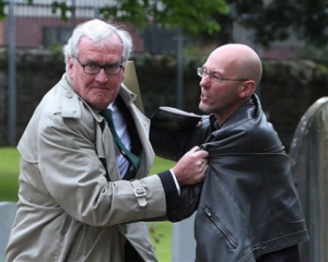 Майстер клас для охоронців: посол Канади в Ірландії розібрався з протестувальником