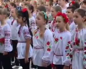 Киевские школьники тронули сеть песней на последнем звонке