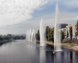 В Киеве под ливнем открыли фонтан на Русановке