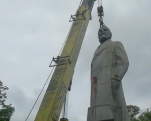 В Одессе во второй раз снесли крупнейший памятник Ленину