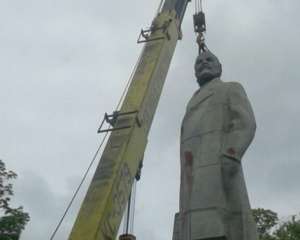 В Одессе во второй раз снесли крупнейший памятник Ленину