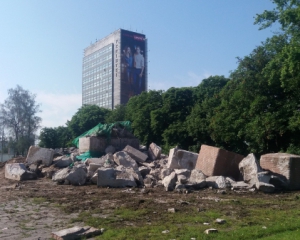 В Киеве снесли памятник чекистам