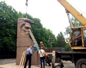 В Херсоне во время демонтажа памятника произошла авария