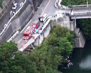 В Японии фургон сорвался в водохранилище, есть погибшие