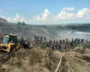Пошуки рятувальників на Грибовицькому сміттєзвалищі відкладено до ранку через дощ