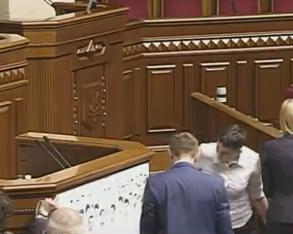 Савченко замінила свій портрет на трибуні