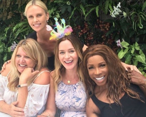 Шарлиз Терон поздравила Эмили Блант с будущим пополнением