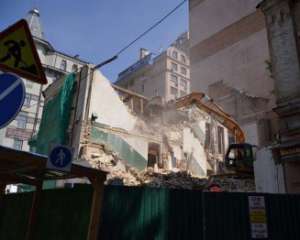 У Києві під час знесення старовинного будинку з даху зірвався робочий