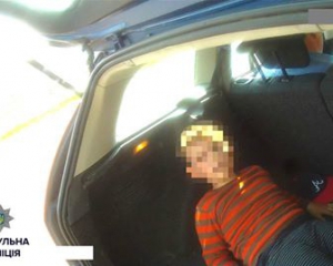 У Києві знайшли хлопчика у багажнику авто