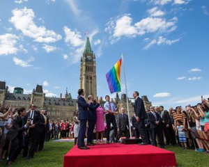 Возле канадского парламента подняли флаг ЛГБТ