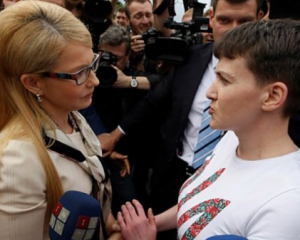 Савченко объяснила, почему не взяла букет цветов от Тимошенко