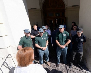 Бійка між пікетувальниками та поліцією зірвала сесію міської ради