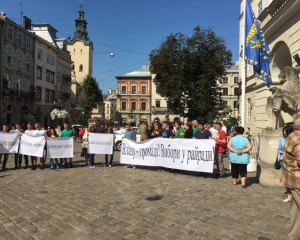 У Львові мітингувальники вимагали виборів до райрад