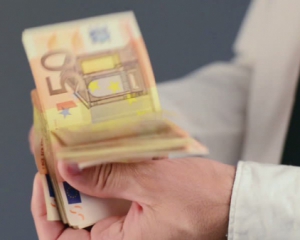 Работникам Минифраструктуры пообещали зарплату 1000 евро
