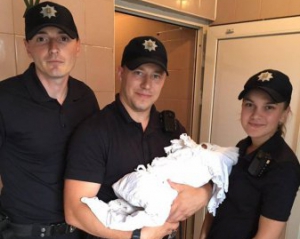 Немовля знайшли у чоловічому туалеті на вокзалі