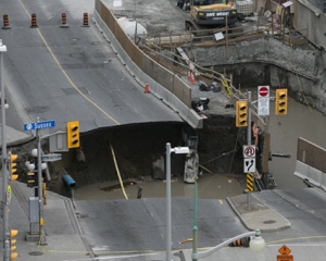 В Канаде в огромную яму на дороге провалился автомобиль