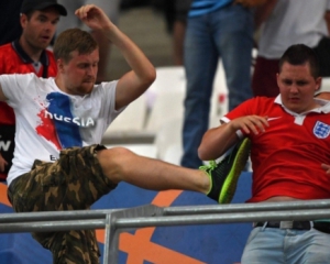 Драка на трибунах: российские фаны атаковали болельщиков Англии сразу после матча
