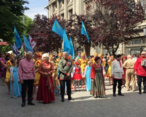 Парад народів у Криму відбувся без українських прапорів