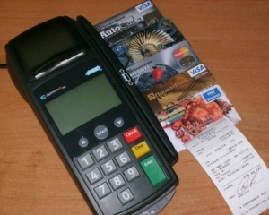 З українців хочуть зняти відповідальність за банківські картки